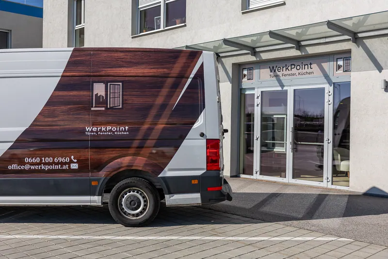 Firmeni kombi ispred poslovne zgrade