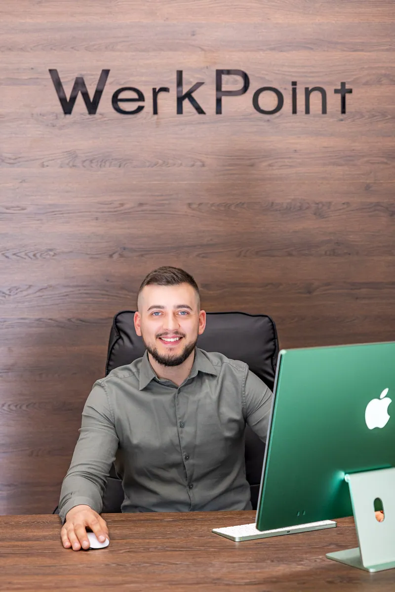 Direktor za stolom u kancelariji firme WerkPoint, poslovna fotografija u Beču