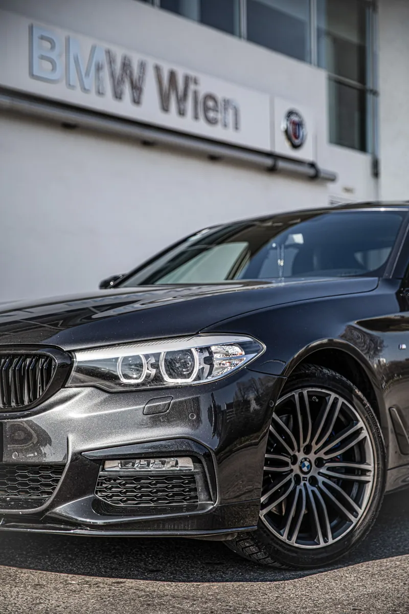 Crni BMW ispred salona BMW Wien
