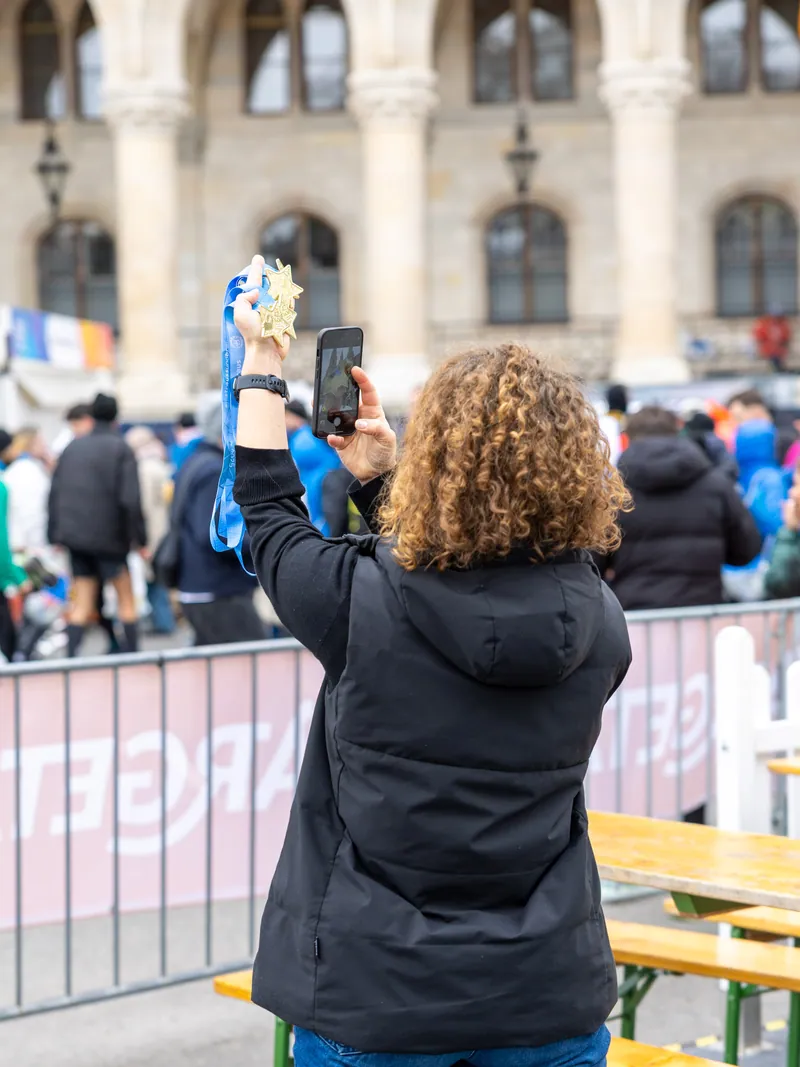 Posmatračica fotografiše na Bečkom maratonu