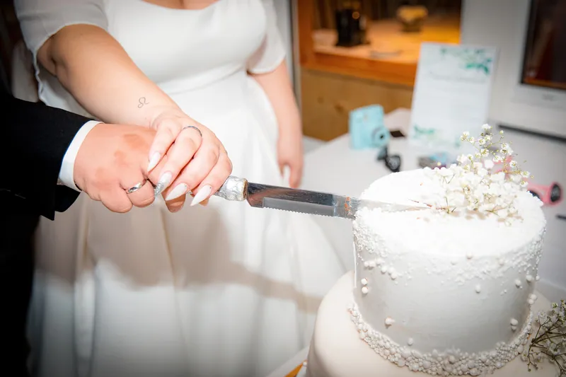 Detalj ruku pri sečenju torte