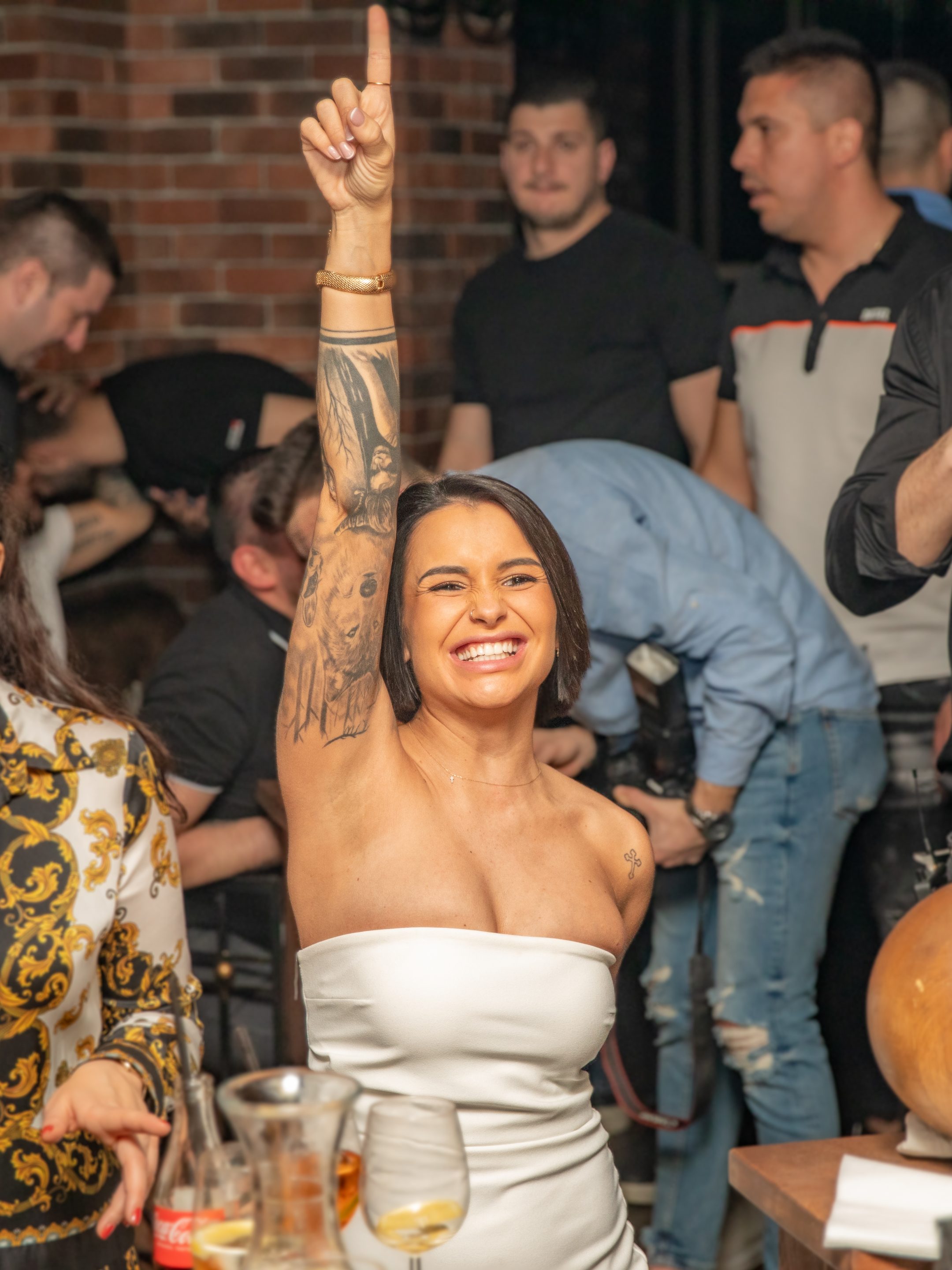 Feiernde Person mit erhobener Hand