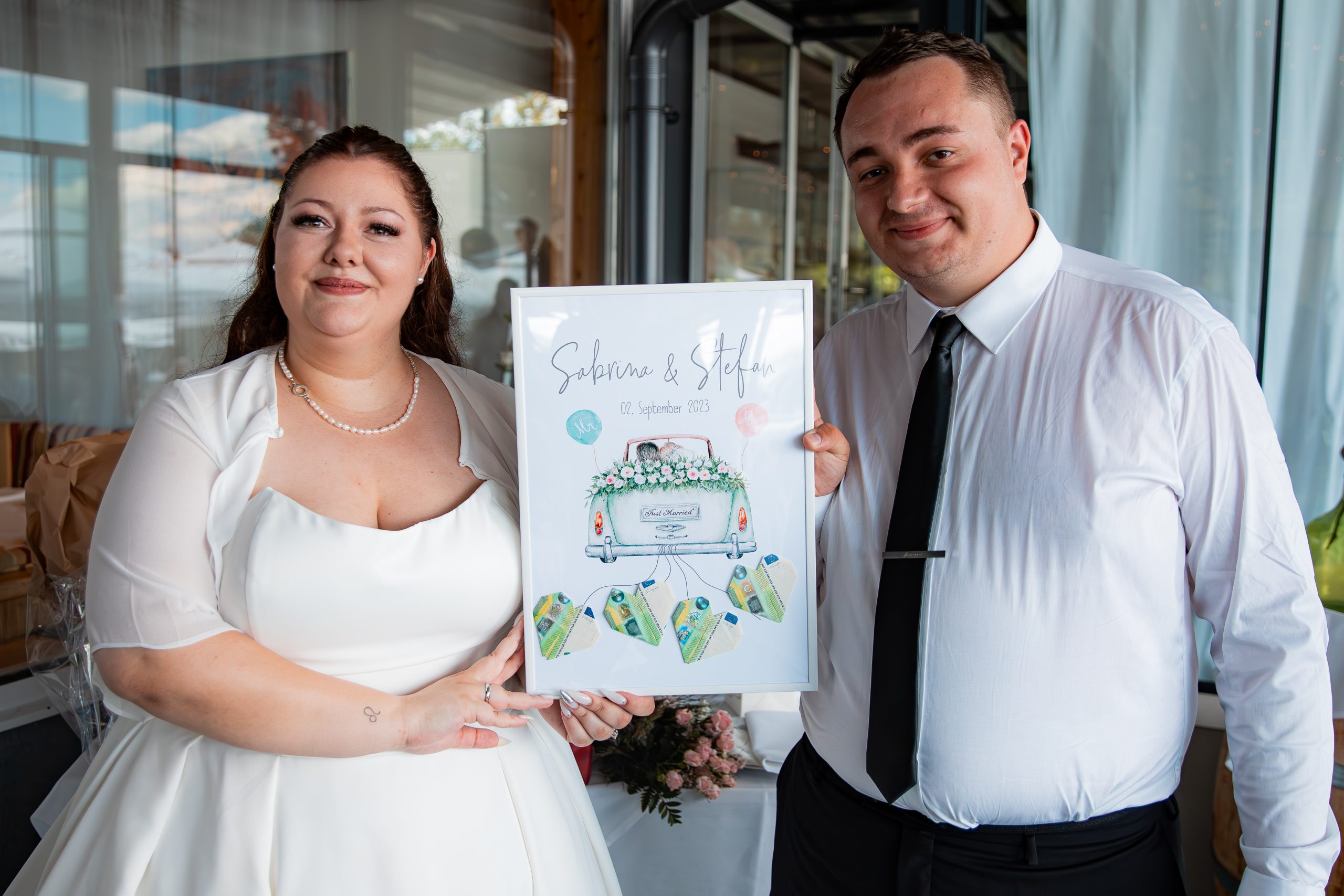 IMG_3892-Enhanced-NR Hochzeitsfeier mit Brautpaar und Schild