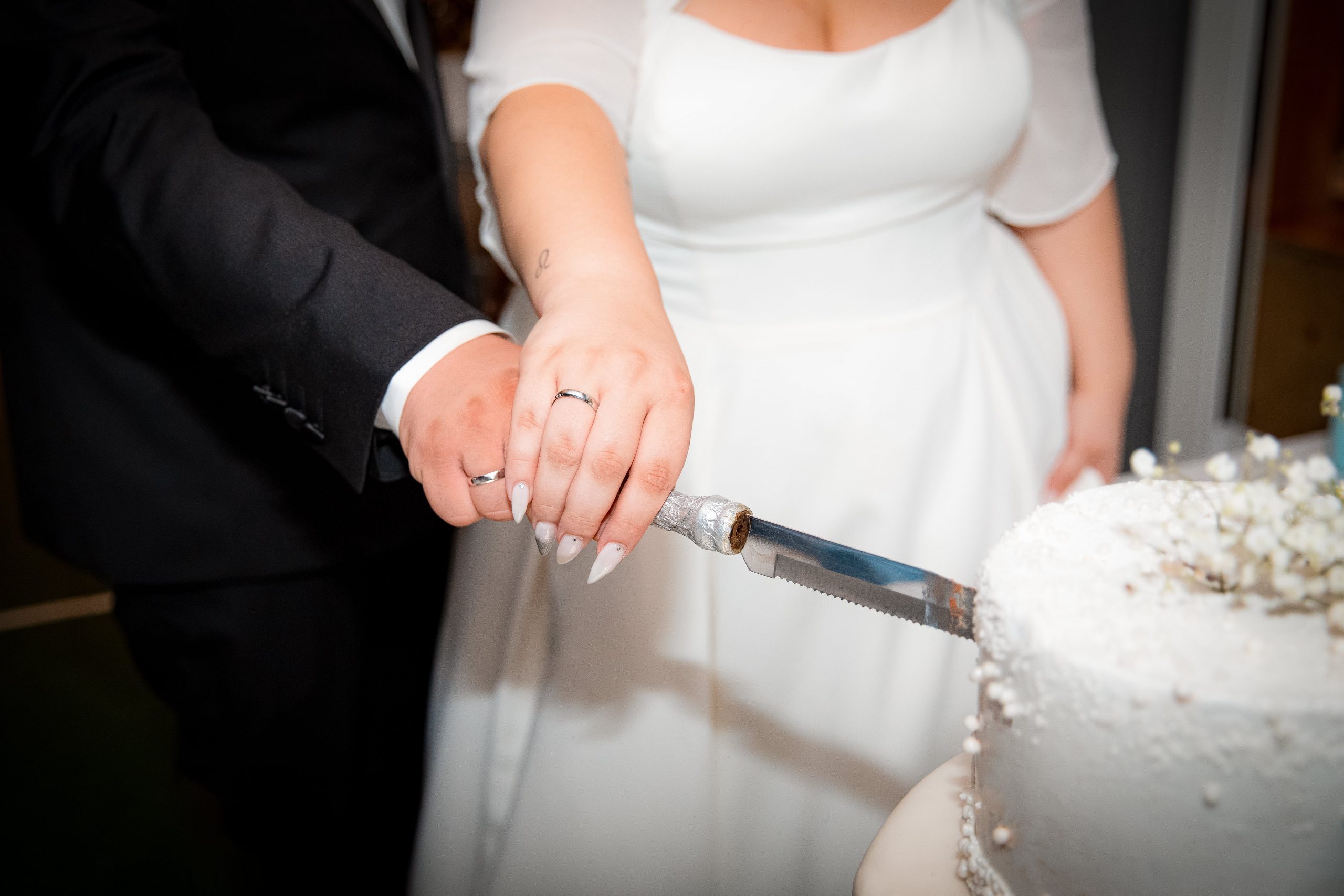 IMG_4056-Edit-min Hochzeitstorte wird angeschnitten