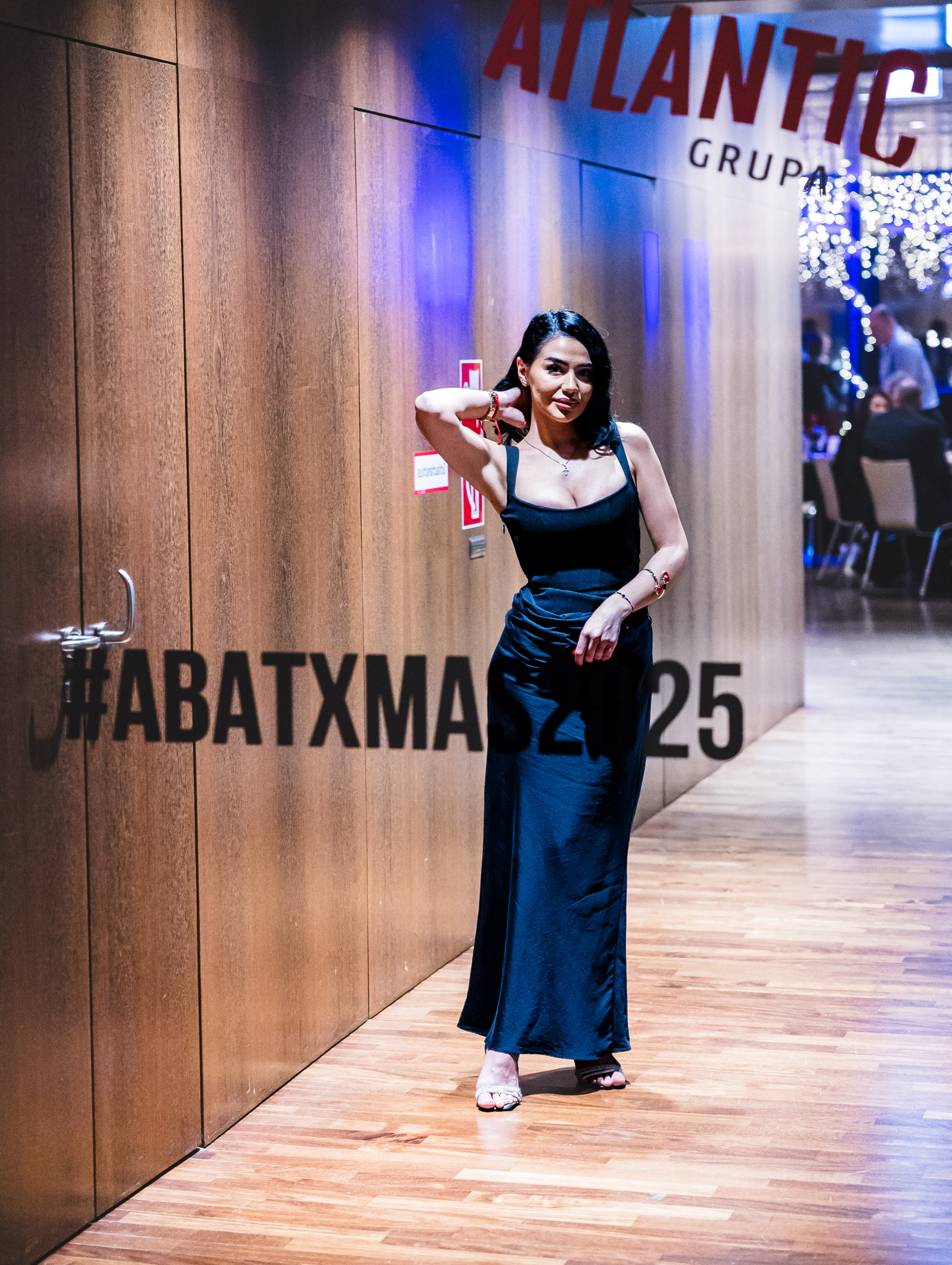 Hochzeitstorte wird angeschnitten