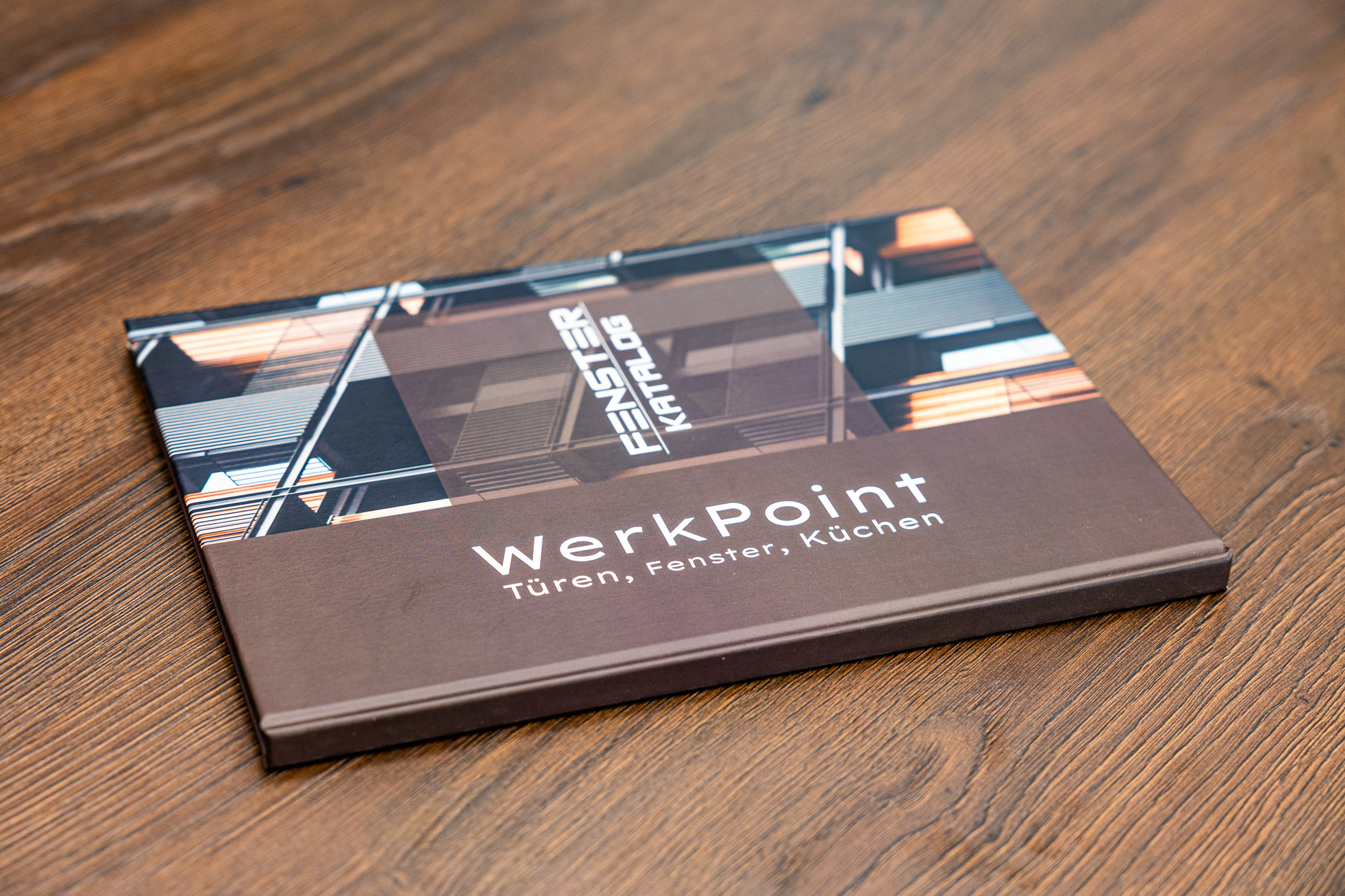 werkpoint-5 Hochzeitsfeier mit Brautpaar und Schild